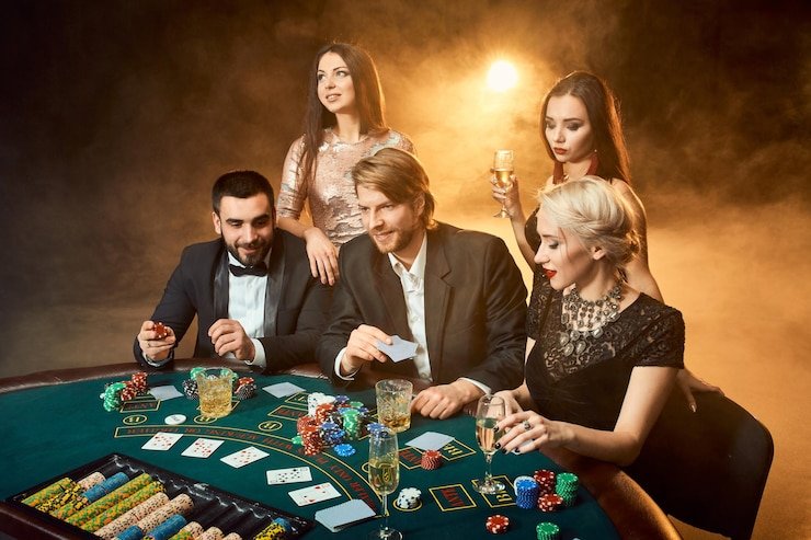 Pengguna dengan smartphone menikmati pengalaman casino virtual dengan interface simpel di Semarang
